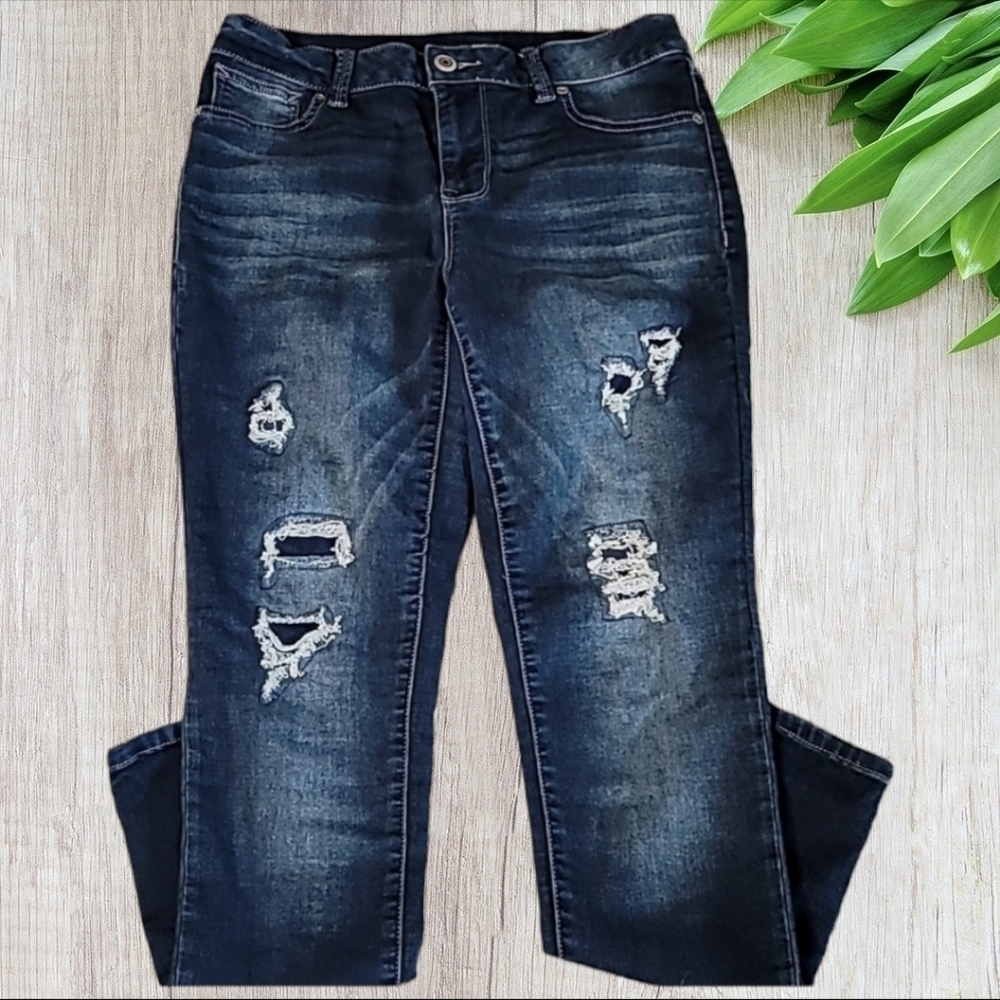 MAURICES Dark Wash Distressed Jeans size Medium Regular